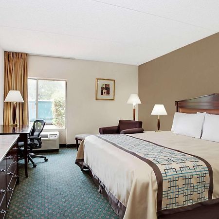 Days Inn By Wyndham Newport News City Center Oyster Point Dış mekan fotoğraf