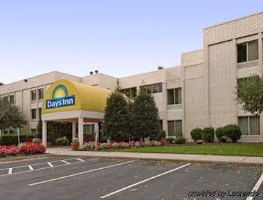 Days Inn By Wyndham Newport News City Center Oyster Point Dış mekan fotoğraf