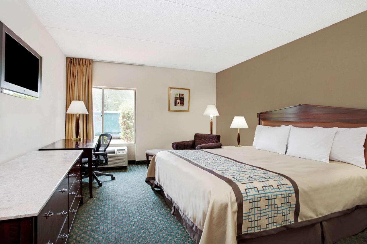 Days Inn By Wyndham Newport News City Center Oyster Point Dış mekan fotoğraf