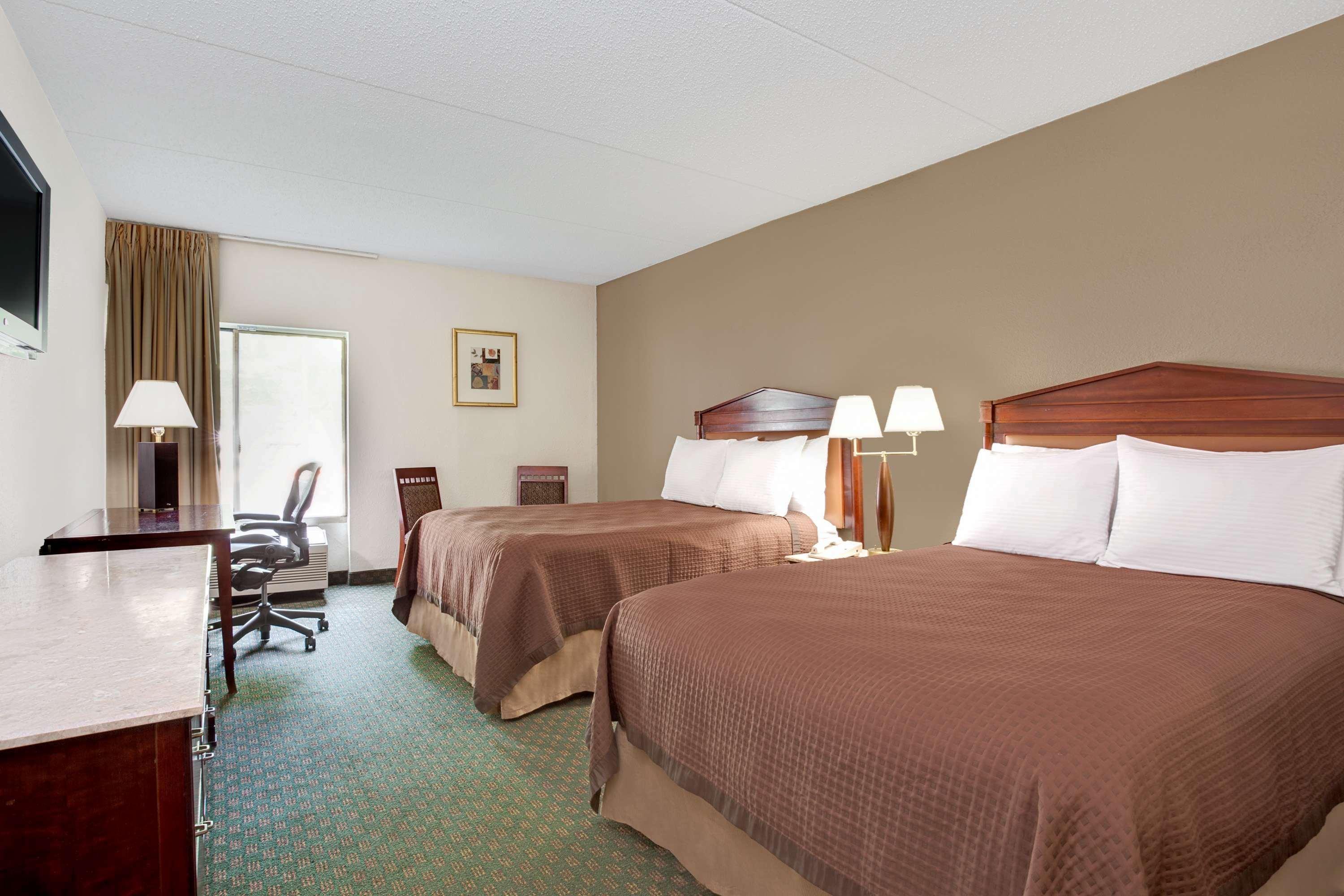 Days Inn By Wyndham Newport News City Center Oyster Point Dış mekan fotoğraf