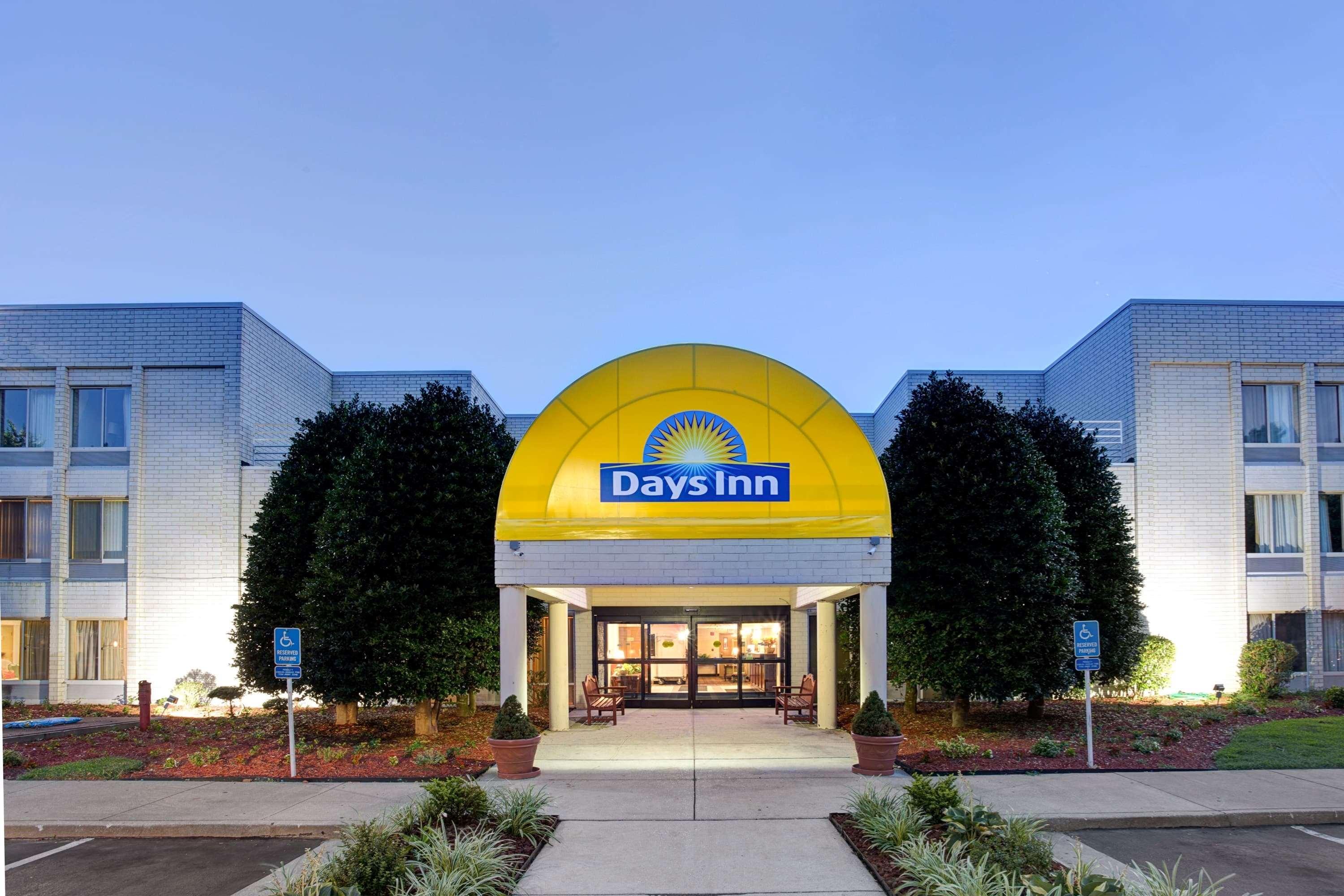 Days Inn By Wyndham Newport News City Center Oyster Point Dış mekan fotoğraf