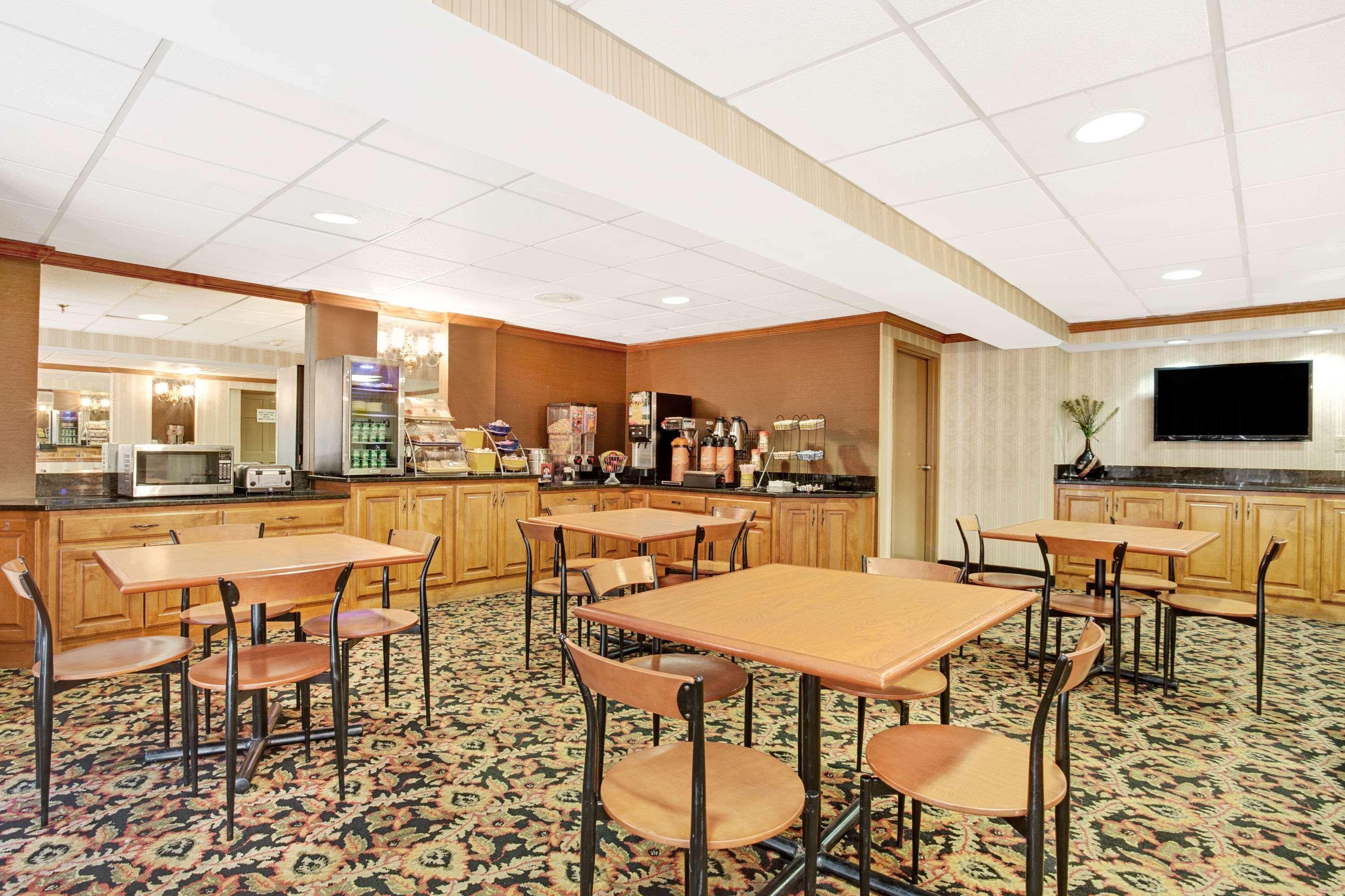 Days Inn By Wyndham Newport News City Center Oyster Point Dış mekan fotoğraf