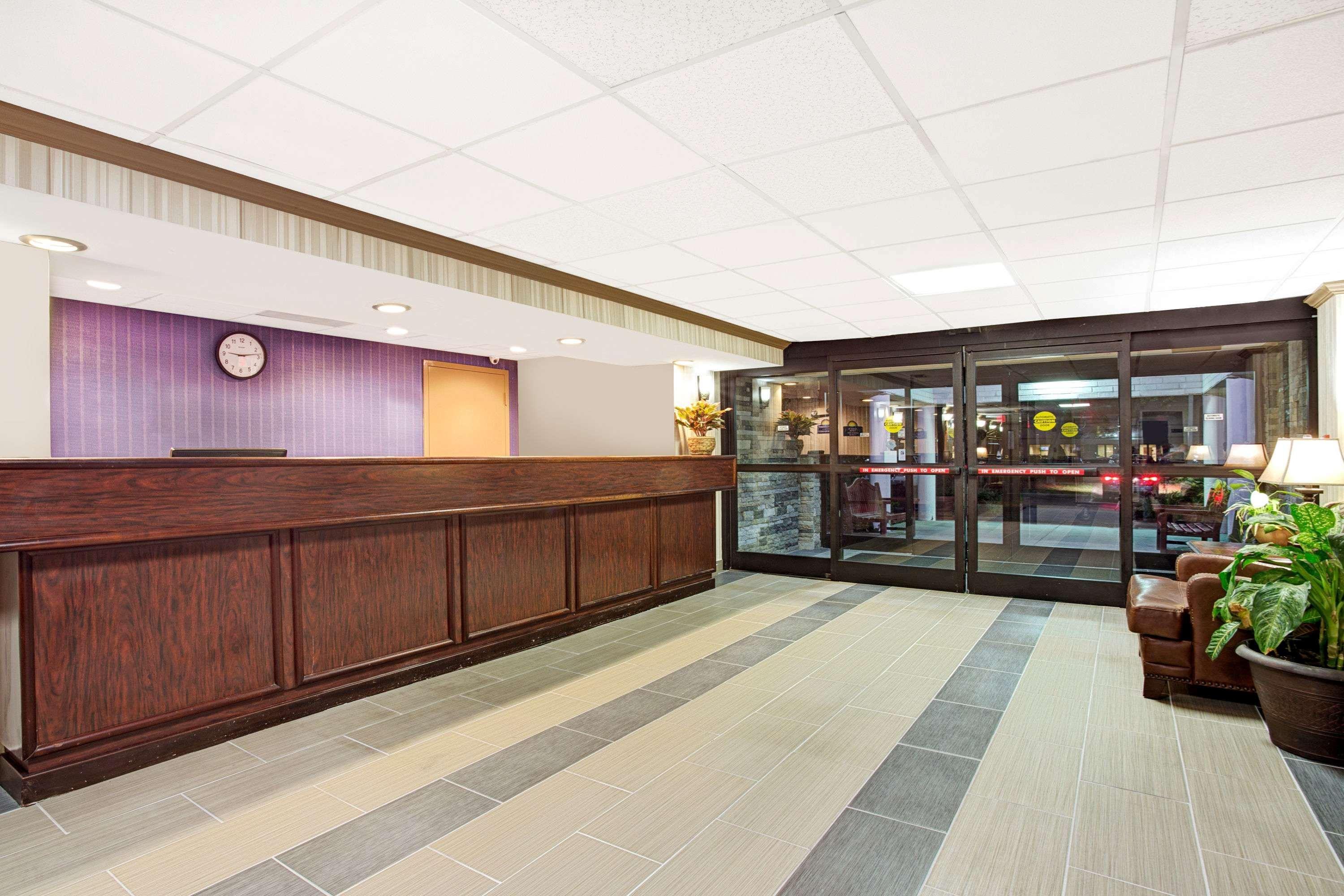 Days Inn By Wyndham Newport News City Center Oyster Point Dış mekan fotoğraf