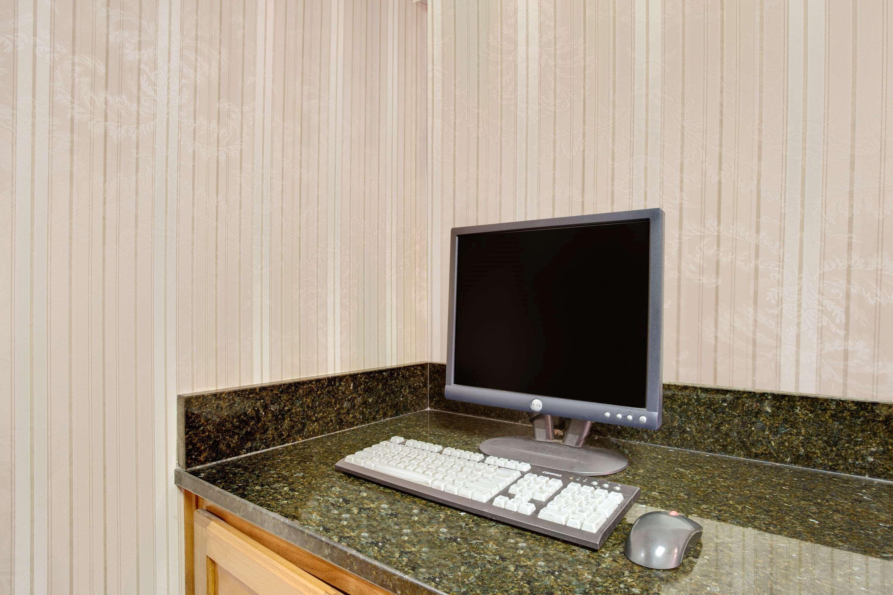 Days Inn By Wyndham Newport News City Center Oyster Point Dış mekan fotoğraf