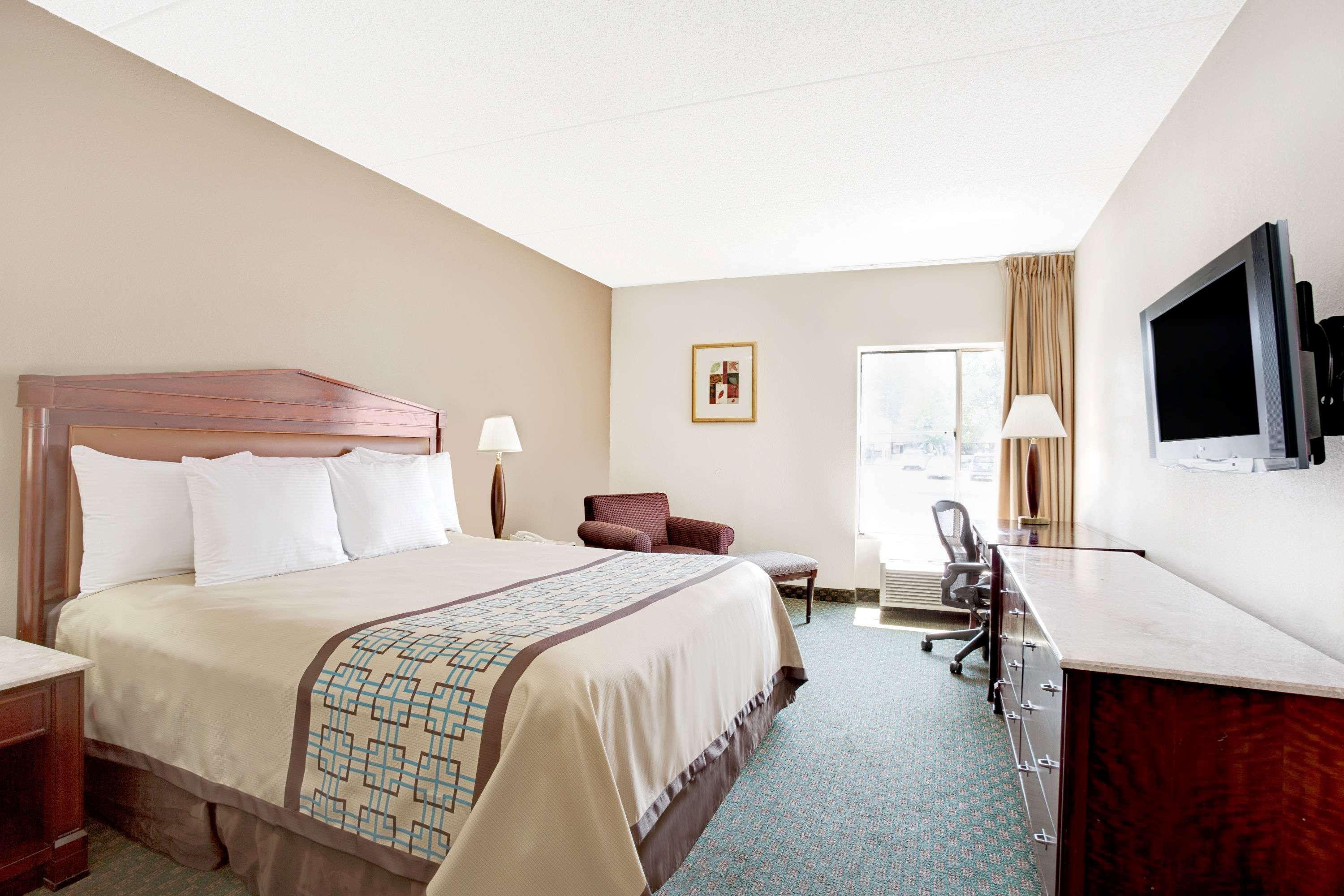 Days Inn By Wyndham Newport News City Center Oyster Point Dış mekan fotoğraf