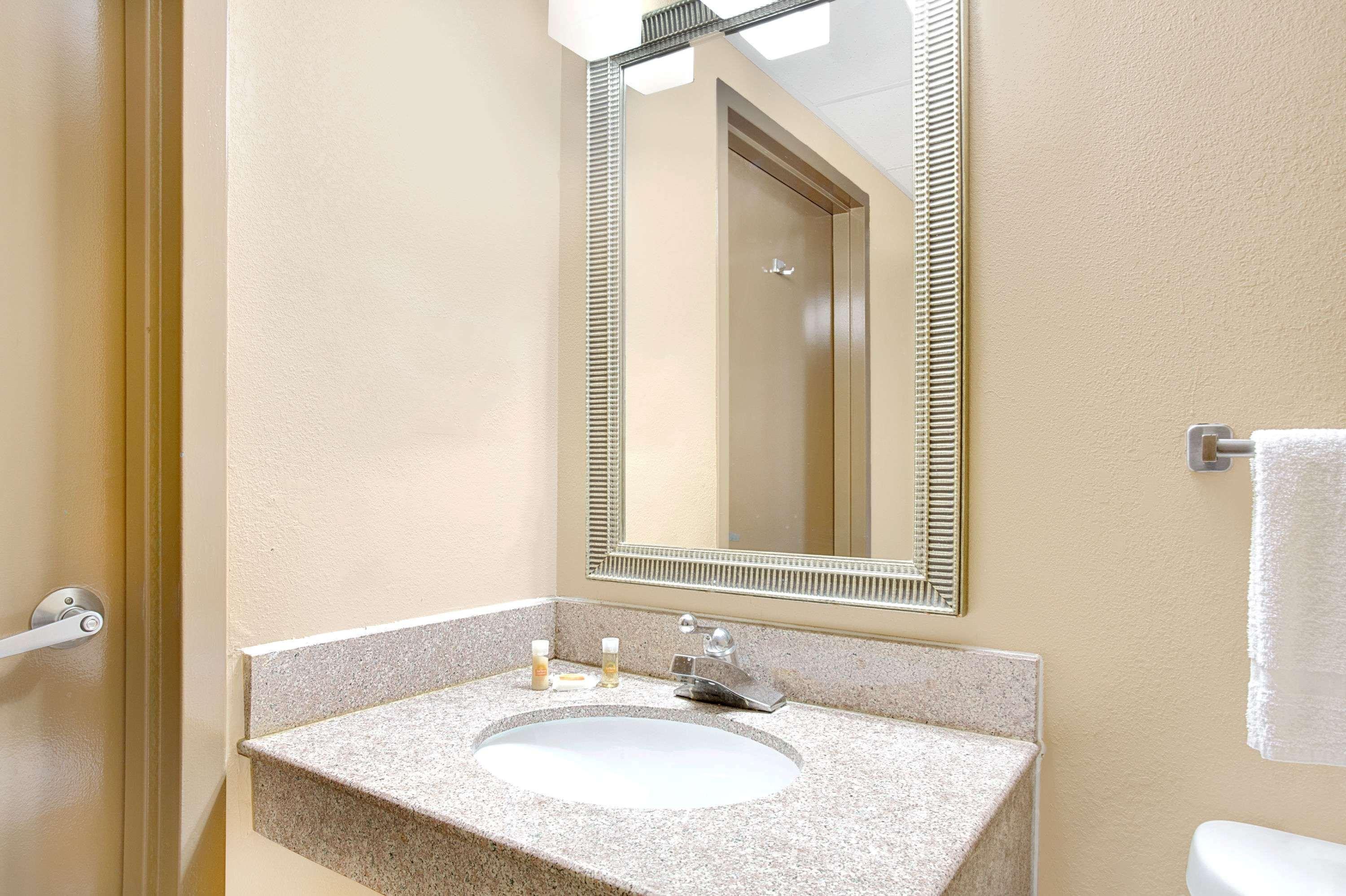 Days Inn By Wyndham Newport News City Center Oyster Point Dış mekan fotoğraf