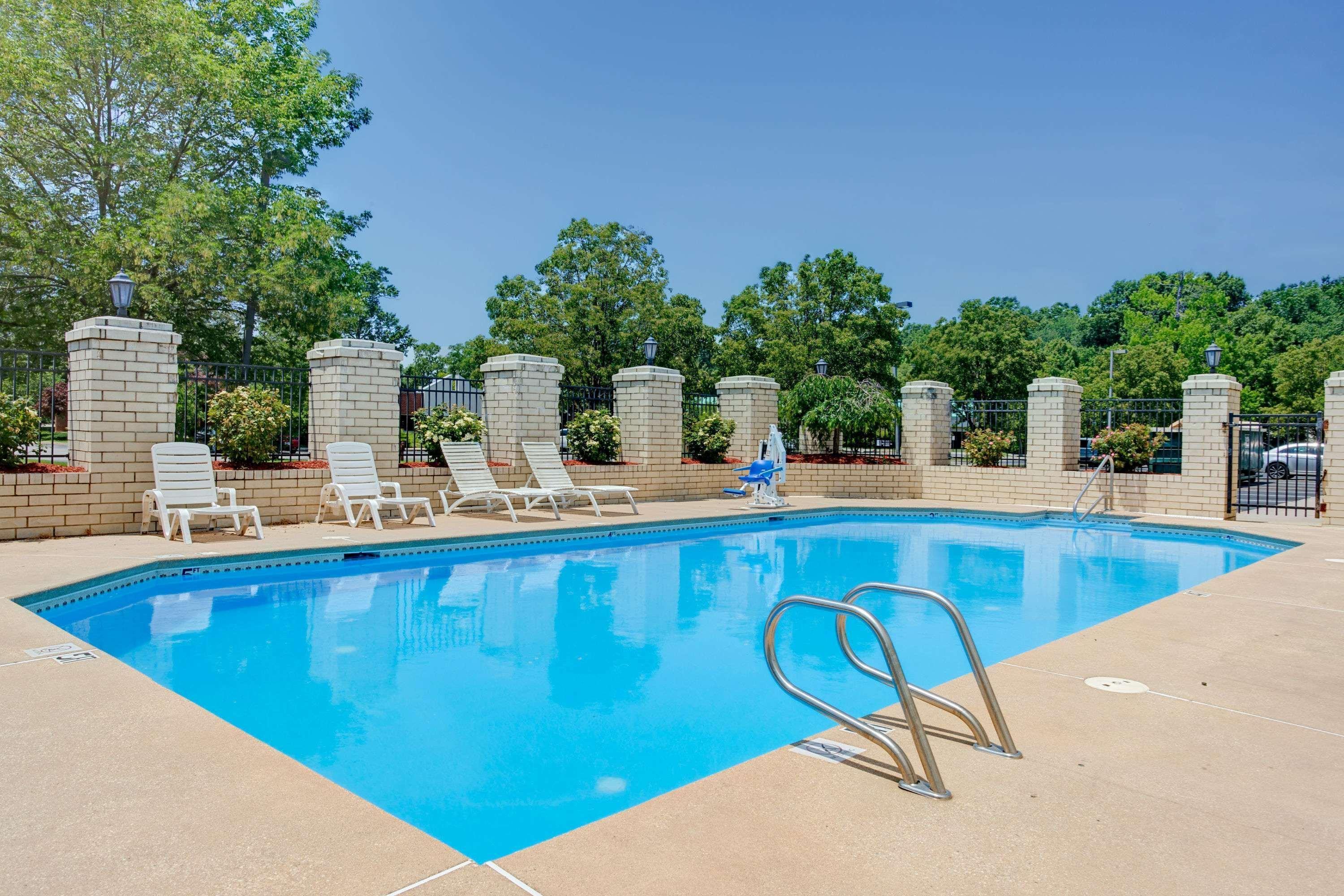 Days Inn By Wyndham Newport News City Center Oyster Point Dış mekan fotoğraf
