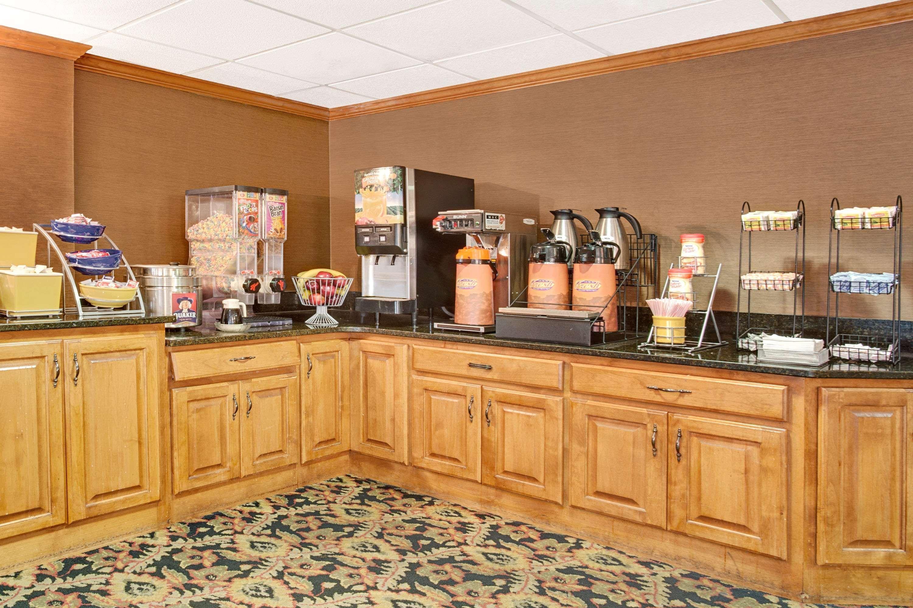 Days Inn By Wyndham Newport News City Center Oyster Point Dış mekan fotoğraf