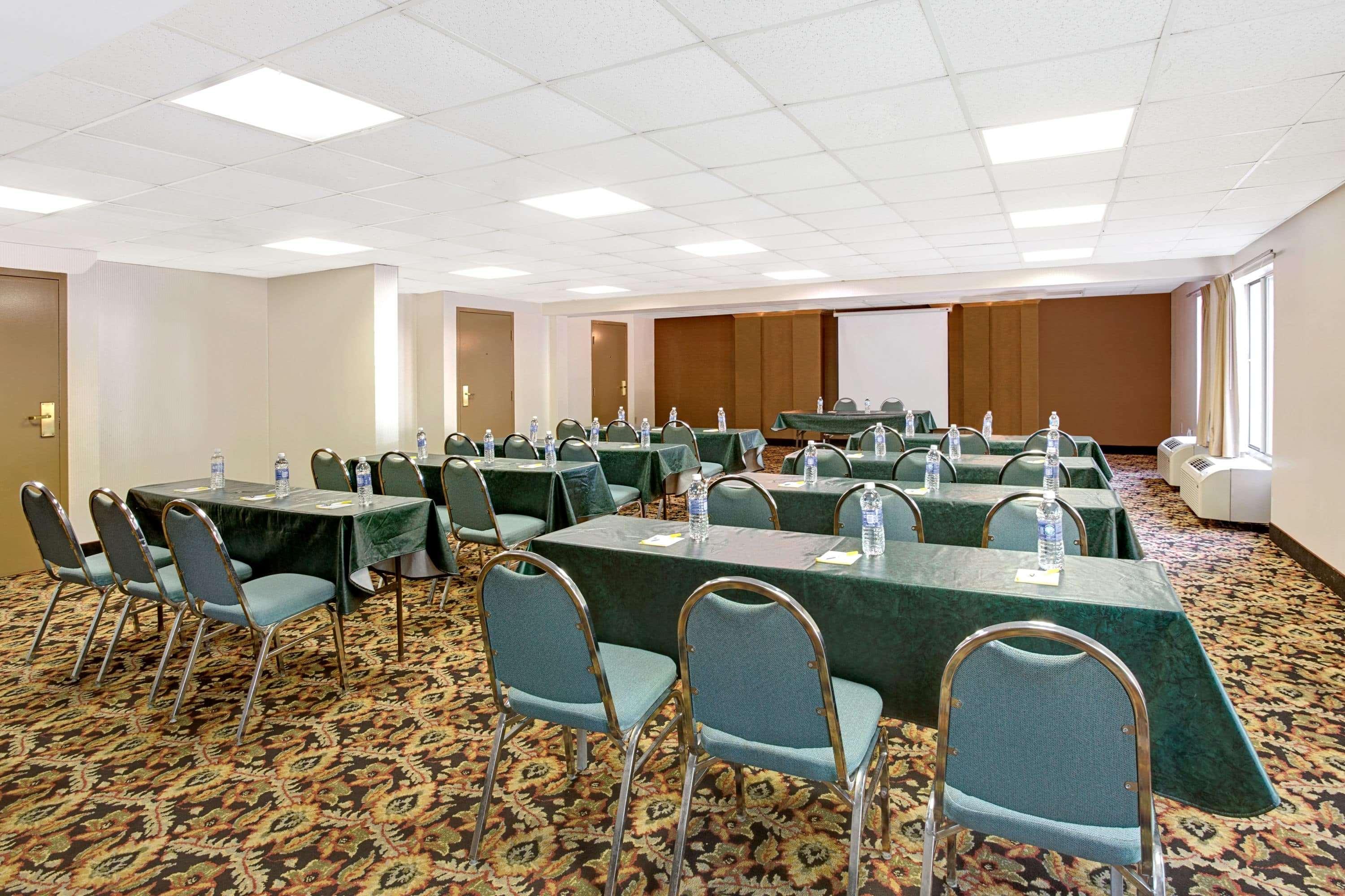 Days Inn By Wyndham Newport News City Center Oyster Point Dış mekan fotoğraf