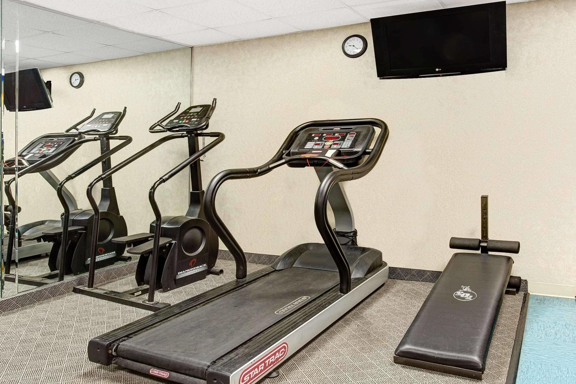 Days Inn By Wyndham Newport News City Center Oyster Point Dış mekan fotoğraf